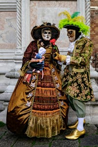 La parade des costumés du carnaval de Venise 2026 devant l'église de San Zaccaria.