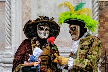 La parade des costumés du carnaval de Venise 2026 devant l'église de San Zaccaria.