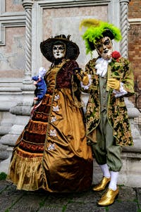 La parade des costumés du carnaval de Venise 2026 devant l'église de San Zaccaria.