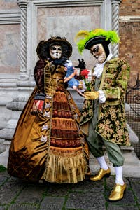 La parade des costumés du carnaval de Venise 2026 devant l'église de San Zaccaria.