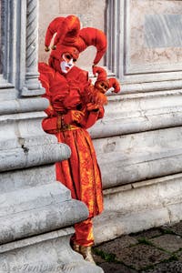 La parade des costumés du carnaval de Venise 2026 devant l'église de San Zaccaria.