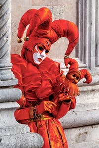 La parade des costumés du carnaval de Venise 2026 devant l'église de San Zaccaria.