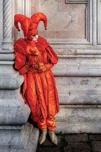 La parade des costumés du carnaval de Venise 2026 devant l'église de San Zaccaria.