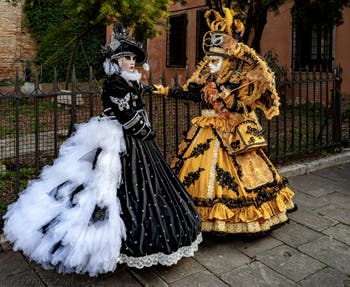 La parade des costumés du carnaval de Venise 2026 devant l'église de San Zaccaria.