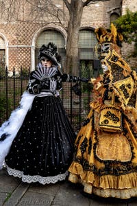 La parade des costumés du carnaval de Venise 2026 devant l'église de San Zaccaria.