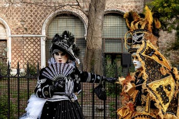 La parade des costumés du carnaval de Venise 2026 devant l'église de San Zaccaria.