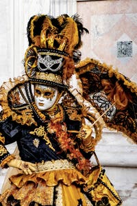 La parade des costumés du carnaval de Venise 2026 devant l'église de San Zaccaria.