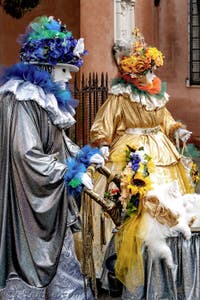 La parade des costumés du carnaval de Venise 2026 devant l'église de San Zaccaria.
