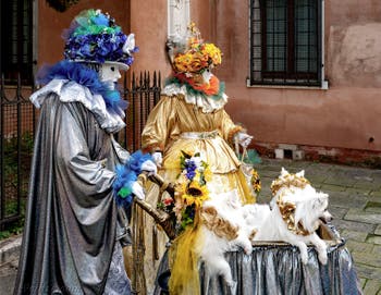 La parade des costumés du carnaval de Venise 2026 devant l'église de San Zaccaria.