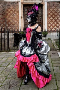 La parade des costumés du carnaval de Venise 2026 devant l'église de San Zaccaria.