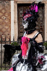 La parade des costumés du carnaval de Venise 2026 devant l'église de San Zaccaria.