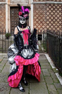 La parade des costumés du carnaval de Venise 2026 devant l'église de San Zaccaria.