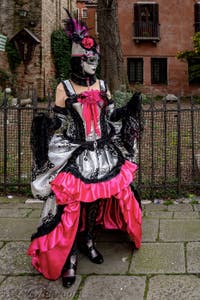 La parade des costumés du carnaval de Venise 2026 devant l'église de San Zaccaria.
