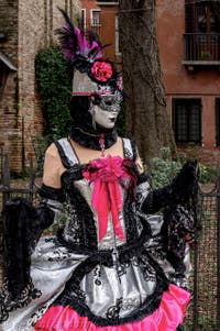 La parade des costumés du carnaval de Venise 2026 devant l'église de San Zaccaria.
