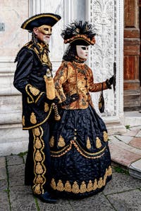 La parade des costumés du carnaval de Venise 2026 devant l'église de San Zaccaria.
