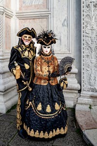 La parade des costumés du carnaval de Venise 2026 devant l'église de San Zaccaria.