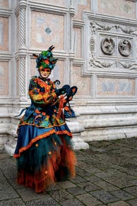 La parade des costumés du carnaval de Venise 2026 devant l'église de San Zaccaria.