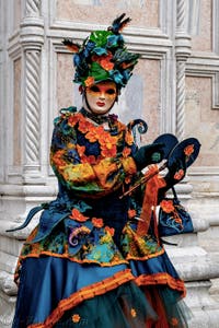 La parade des costumés du carnaval de Venise 2026 devant l'église de San Zaccaria.