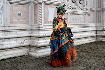 La parade des costumés du carnaval de Venise 2026 devant l'église de San Zaccaria.