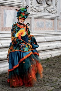 La parade des costumés du carnaval de Venise 2026 devant l'église de San Zaccaria.