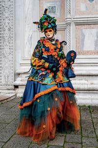 La parade des costumés du carnaval de Venise 2026 devant l'église de San Zaccaria.