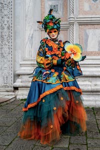 La parade des costumés du carnaval de Venise 2026 devant l'église de San Zaccaria.