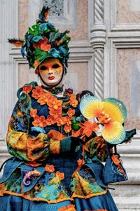 La parade des costumés du carnaval de Venise 2026 devant l'église de San Zaccaria.