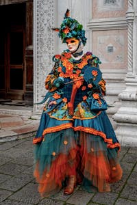La parade des costumés du carnaval de Venise 2026 devant l'église de San Zaccaria.
