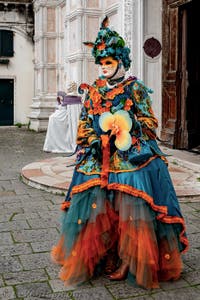 La parade des costumés du carnaval de Venise 2026 devant l'église de San Zaccaria.
