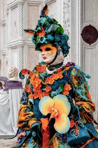 La parade des costumés du carnaval de Venise 2026 devant l'église de San Zaccaria.