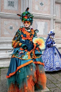 La parade des costumés du carnaval de Venise 2026 devant l'église de San Zaccaria.