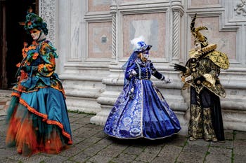 La parade des costumés du carnaval de Venise 2026 devant l'église de San Zaccaria.