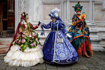 La parade des costumés du carnaval de Venise 2026 devant l'église de San Zaccaria.