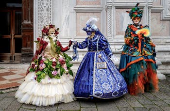 La parade des costumés du carnaval de Venise 2026 devant l'église de San Zaccaria.