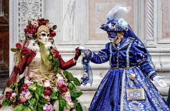 La parade des costumés du carnaval de Venise 2026 devant l'église de San Zaccaria.