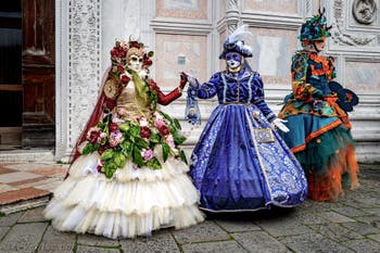 La parade des costumés du carnaval de Venise 2026 devant l'église de San Zaccaria.