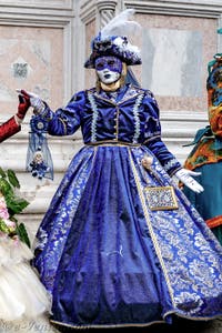 La parade des costumés du carnaval de Venise 2026 devant l'église de San Zaccaria.