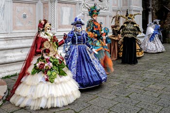 La parade des costumés du carnaval de Venise 2026 devant l'église de San Zaccaria.