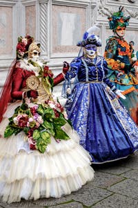 La parade des costumés du carnaval de Venise 2026 devant l'église de San Zaccaria.