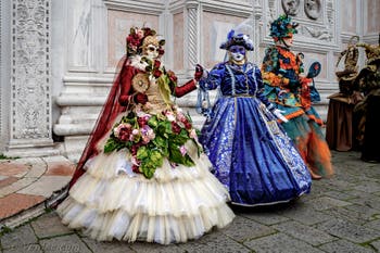 La parade des costumés du carnaval de Venise 2026 devant l'église de San Zaccaria.