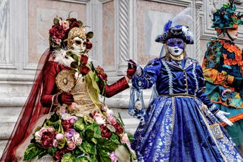 La parade des costumés du carnaval de Venise 2026 devant l'église de San Zaccaria.