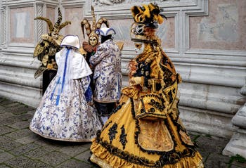 La parade des costumés du carnaval de Venise 2026 devant l'église de San Zaccaria.