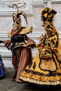 La parade des costumés du carnaval de Venise 2026 devant l'église de San Zaccaria.
