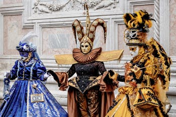 La parade des costumés du carnaval de Venise 2026 devant l'église de San Zaccaria.