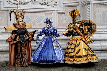 La parade des costumés du carnaval de Venise 2026 devant l'église de San Zaccaria.