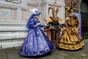 La parade des costumés du carnaval de Venise 2026 devant l'église de San Zaccaria.