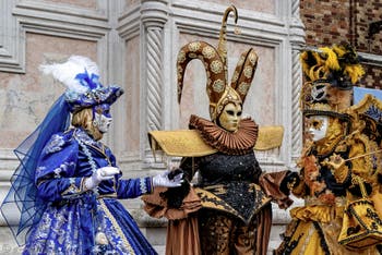 La parade des costumés du carnaval de Venise 2026 devant l'église de San Zaccaria.