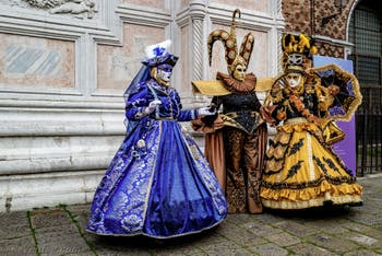 La parade des costumés du carnaval de Venise 2026 devant l'église de San Zaccaria.