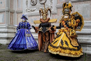 La parade des costumés du carnaval de Venise 2026 devant l'église de San Zaccaria.