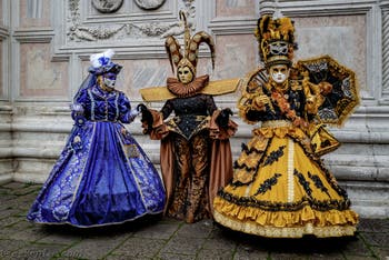 La parade des costumés du carnaval de Venise 2026 devant l'église de San Zaccaria.